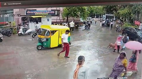 इंदौर के सांवेर रोड क्षेत्र में स्ट्रीट डॉग के हमले की घटना सीसीटीवी में कैद