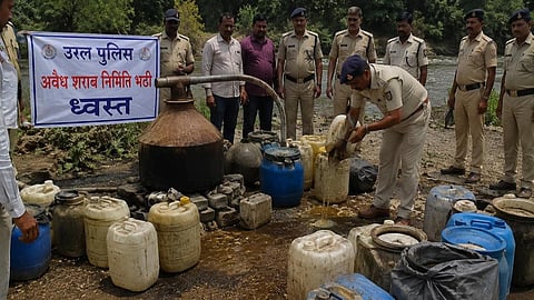 akola police raid illicit liquor distillery lohara destroy liquor worth lakhs
