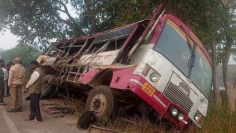 Horrific road accident in Bahraich, UP; 4 killed in head-on collision between bus and truck; scenes of panic and screaming.