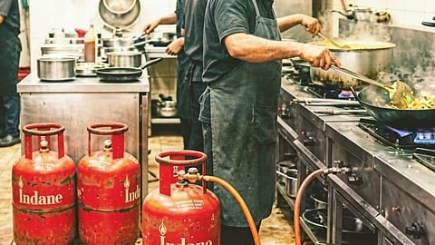 Domestic Gas Cylinders Rampant in Nagpur: From Roadside Stalls to Fast Food Centers Rules Flagrantly Flouted