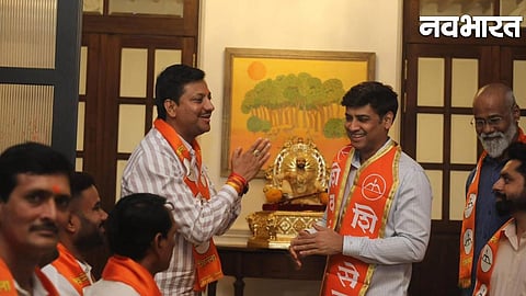Major shift in Nagpur politics: Nitin Tiwari moves from the Uddhav faction to the Shinde Sena, accompanied by his supporters.
