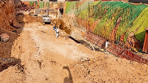 Slow Kumbh Mela development works in Nashik have disrupted daily life. Residents and traders face heavy traffic jams, broken roads, and dust at Wadala Naka and Dwarka.