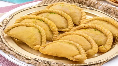 Baked gujiya recipe with dates dry fruits healthy oil free festival sweet in hindi