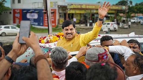 Chief Minister Mohan Yadav remained determined to reach Alirajpur to pay tribute to Amar Shaheed Chandrashekhar Azad, continuing his visit despite the pilot advising against the helicopter flight due to adverse conditions