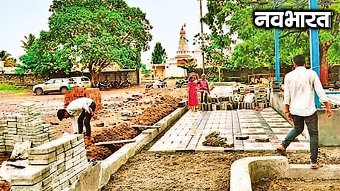 Villagers halted construction at Rajegaon ZP Model School in Daund due to delays and safety hazards caused by the contractor despite a ₹1.26 cr fund.