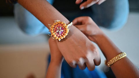 Raksha bandhan 2026 rakhi utarne ke niyam rakhi ka kya kare