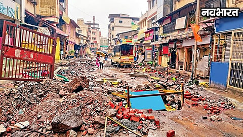 Notices issued to 3 contractors over negligence in Trimbakeshwar road construction; daily fine of ₹25,000 to be imposed.