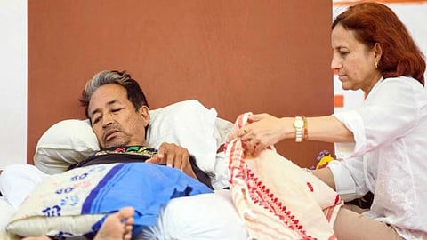 sonam wangchuk with wife at jantar mantar