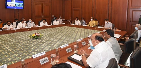 १ एप्रिलपासून महाराष्ट्र निर्बंधमुक्त
आपत्ती व्यवस्थापन कायदा मागे, साथरोग नियंत्रण कायदा जैसे थे
मास्क सक्ती नाही;