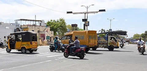 Vehicles have zig zag drive in Pudukkottai road in Tiruchy