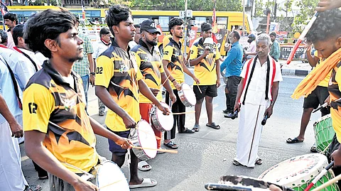 Some political leaders have their own Jamab troupes