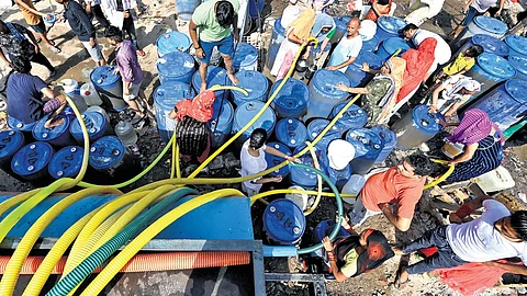 Residents of Sanjay Colony fetching water from DJB tanker; Image used for representative purposes