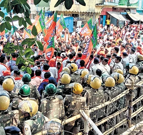BJYM members staging demonstration in front of the DGP office on Monday
