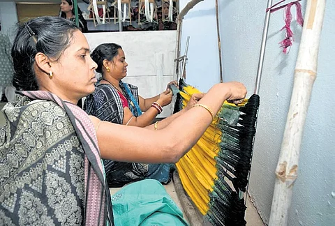 Weavers of Maniabandha at work