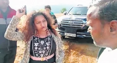 Screengrab of Puja Khedkar’s mother flashing a gun at a farmer.