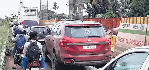 Traffic snarl-up on the Aroor-Thuravoor stretch of NH 66