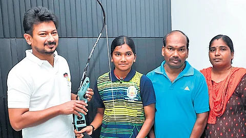 Minister Udhayanidhi Stalin presenting equipment to archer Kanmani