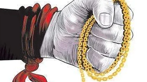 The victim fell prey to a fraudster posing as a military officer who promised her Rs 7 lakh under a supposedly special military scheme for widows.