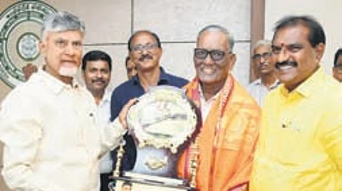 CM felicitated irrigation department retired officer Kannayya Naidu