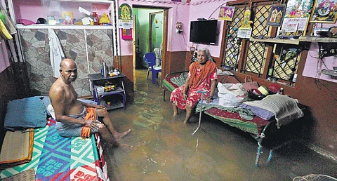 Due to release of water from Anaiyur irrigation tank, houses at Kattabomman Nagar streets were flooded in Madurai