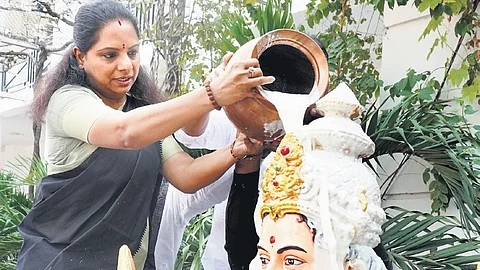 BRS MLC K Kavitha performs ‘abhishekam’ with milk to Telangana Talli statue at Telangana Bhavan in Hyderabad on Tuesday.