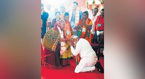 PM Narendra Modi seeking blessings from Kamala Moharana