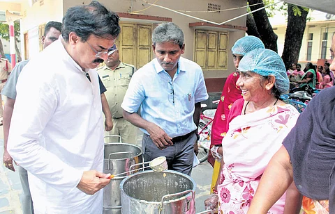 Minister for Civil Supplies and Food Nadendla Manohar inspecting the quality of midday meal at Chenchu Rama Naidu High School in Tenali