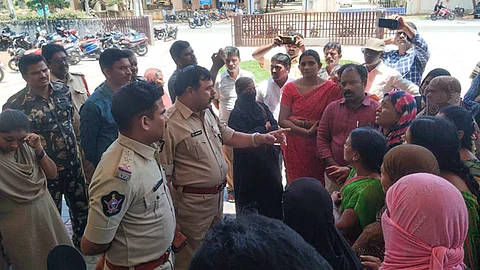 The tense situation de-escalated after DSP Murali Naik reassured them that a fair probe would take place.