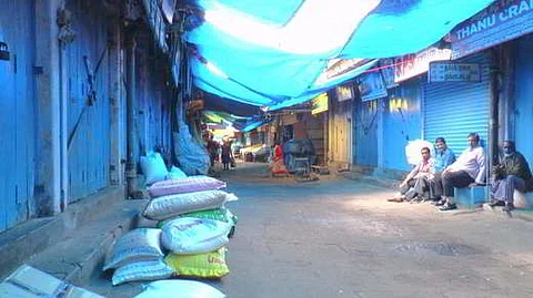 The current market has over 800 shops.