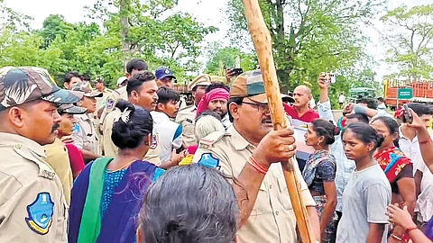Tribals argue with forest department officials in Roheer forest in Eturunagaram mandal of Mulugu district on Monday.