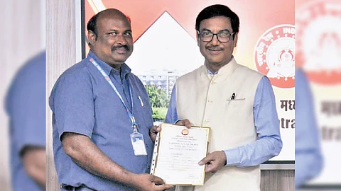 Arun Kumar Jain, General Manager of South Central Railway, presented the General Manager Employee of the Month Safety Awards to three employees of the Vijayawada Division for their exemplary alertness and swift actions in preventing unsafe conditions.