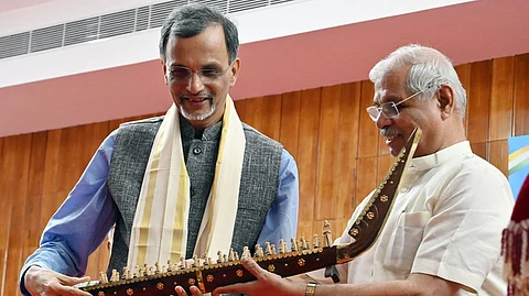 Governor Rajendra Arlekar presenting a memento to Dr V Anantha Nageswaran, Chief Economic Advisor