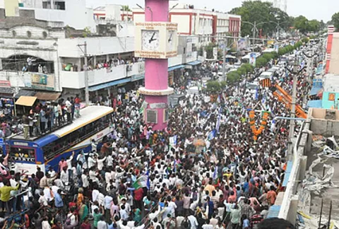 Crowd present during the visit of former CM and YSRCP president Jagan Mohan Reddy to Palnadu.