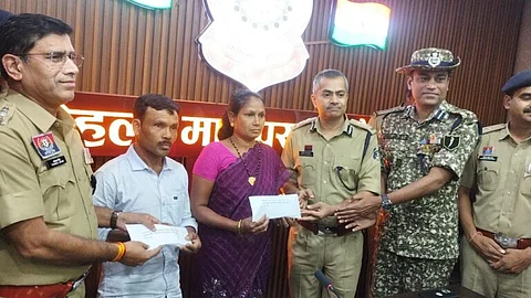 Police award initial incentive amount of Rs 50,000 each to Jeevam Tulavi and Aarti Korram following their voluntary surrender.