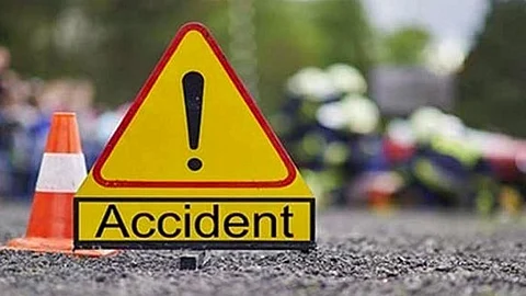 Eyewitnesses said that as soon as the car carrying the wedding guests reached Namshol on the Chandil–Purulia National Highway, a speeding trailer coming from the opposite direction rammed into it head-on.