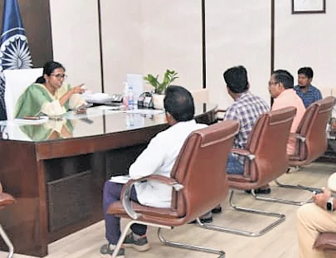 The instructions were issued during a review meeting at the Collector’s chamber on Friday, attended by officials from the Roads and Buildings (R\&B) Department, Guntur Municipal Corporation (GMC), traffic police, and contractor engineers.