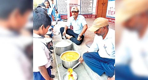 Students getting MDM in a school at Bhubaneswar.