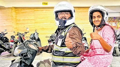 The couple began stopping at signals, politely reminding fellow commuters to wear helmets and follow rules.