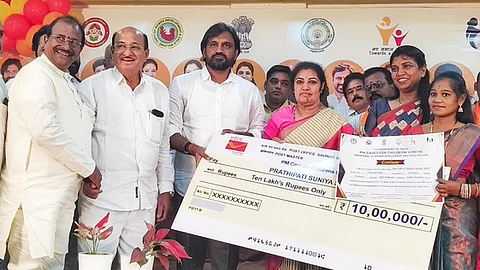BJP MP Purandeswar handing over a Rs 10 lakh cheque under the PM Cares mission vatskta to Dommeru girl Sumarani in Rajamahendravaram.
