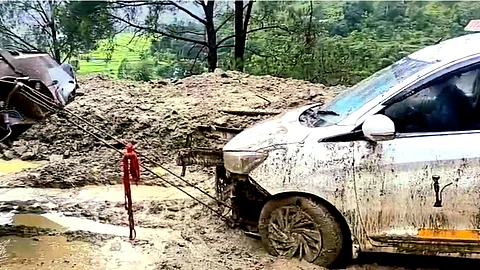 Heavy machinery from the National Highway Department has been deployed to the site, and clearance operations are currently underway to restore connectivity.
