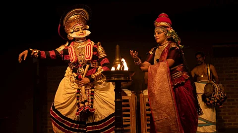 Charudatta (Sooraj Nambiar) and Vasanthasena (Kapila Venu)