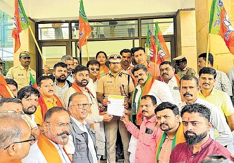 When the injured activists approached the police to file a complaint, they were allegedly abused with foul language and were denied the opportunity to lodge a complaint.