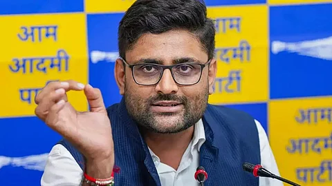 Visavadar Assembly bypoll, a political slugfest has erupted between Aam Aadmi Party’s Gopal Italia and Congress leader Lalit Vasoya over a cash-for-defamation allegation.