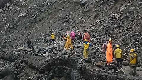 Police sources confirmed that the Munkatia sliding zone was inundated with a large volume of debris and stones, rendering the route impassable and forcing authorities to halt the pilgrimage.