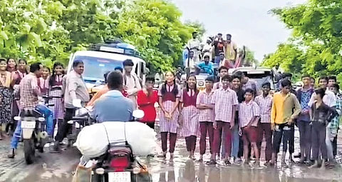 Students block vehicles on the road between Bhatpally and Andavelli in Kagaznagar mandal in Asifabad district.