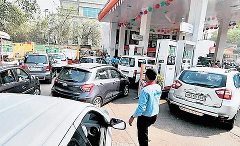The Delhi government has requested CAQM to suspend the fuel ban on end-of-life vehicles.