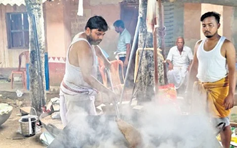 16 pithakars were appointed by Satpathy family to prepare Podapitha.