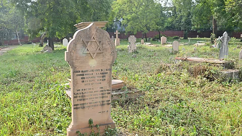 James Allen, a station master at Ghurre Hursaroo who was burried at John Nicholson Cemetery 1881 in Delhi.