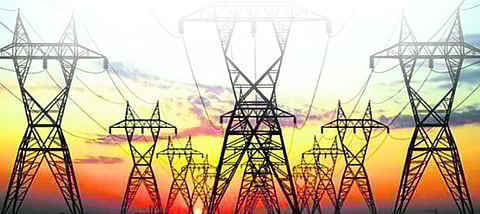 सड़कों पर उतरे बिजली बोर्ड कर्मचारी, इस मांग को लेकर प्रदर्शन