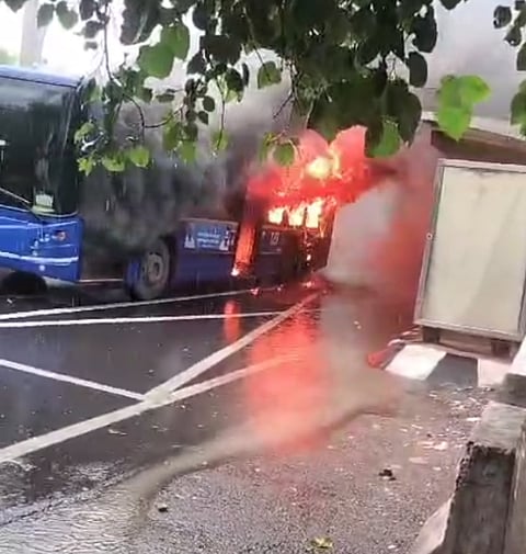 दिल्ली में सवारियों से भरी AC कलस्टर बस में आग लगने से हड़कंप